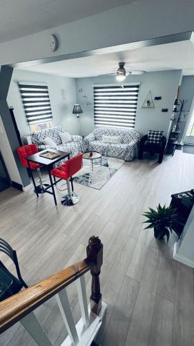 een woonkamer met een bank en een tafel bij Cozy Home in Swan River in Swan River