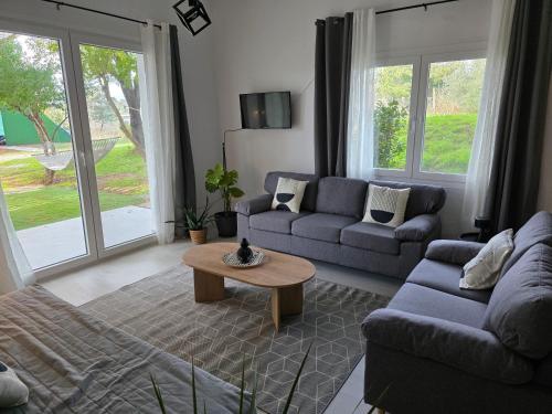 Χώρος καθιστικού στο Black N' White Cozy Housegarden