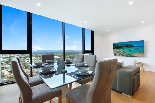 Χώρος καθιστικού στο Skyline Showdown - Views, Games & Vibes