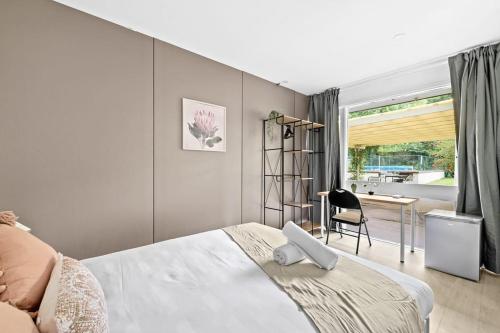 sypialnia z łóżkiem z laptopem w obiekcie Bright and Cozy Queen Room - Serene Spot at Pymble - Shared Bathroom w mieście Turramurra