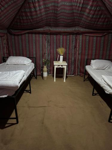 Postel nebo postele na pokoji v ubytování Under Stars Camp استراحة تحت النجوم