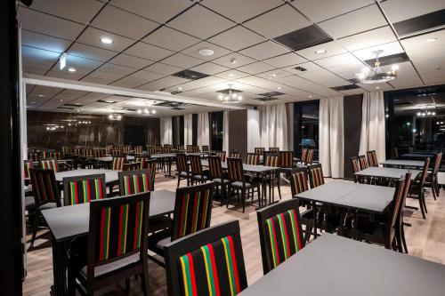 a dining room with tables and chairs at Hotelli Sodankylä in Sodankylä