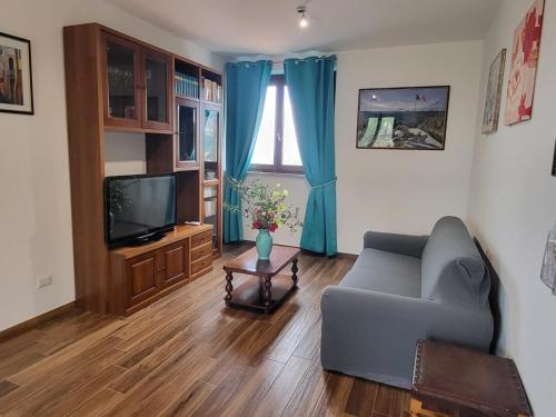 TV a/nebo společenská místnost v ubytování Casa nuova tra Umbria e Toscana con vista lago