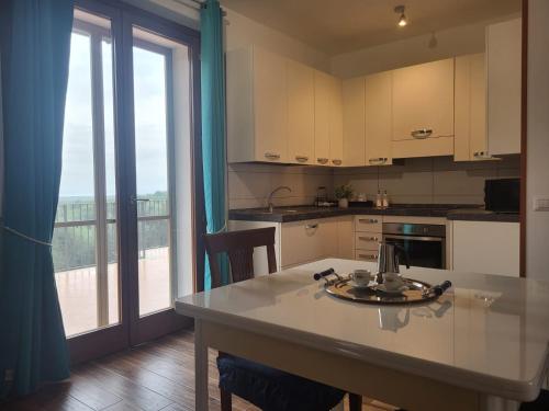 Kuchyň nebo kuchyňský kout v ubytování Casa nuova tra Umbria e Toscana con vista lago