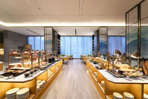 ナゴヤにあるHARRIS Hotel & Suites Nagoya Batamの料理のビュッフェを楽しめるレストラン