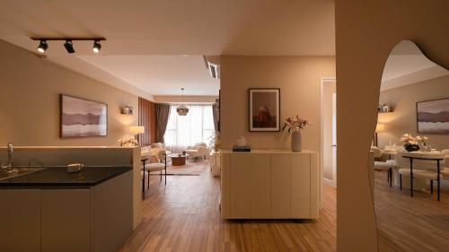 ein Wohnzimmer mit Küche und Esszimmer in der Unterkunft Rivergate Residence by Maison de Gu - Premium Studios, 2BRs, 3BRs Living in District 4, Steps from District 1, 300M BUI VIEN in Ho-Chi-Minh-Stadt