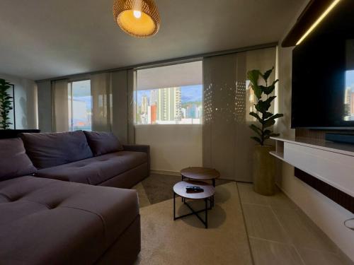 a living room with a couch and a tv at Apartamento moderno en cabecera Bucaramanga in Bucaramanga
