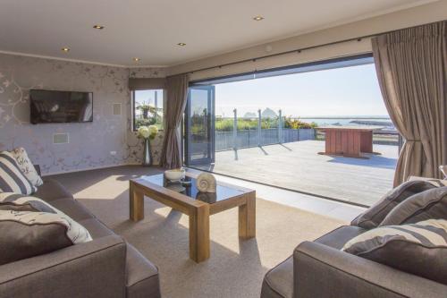 The Waterfront Escape - with panoramic sea views