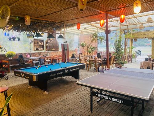 einen Billardtisch in einem Zimmer mit 2 Tischtennisplatten in der Unterkunft Tam Coc Mango hostel in Vũ Lâm