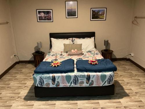 Un dormitorio con una cama con un osito de peluche encima. en P & H Residence NorthGate, en Chiang Mai