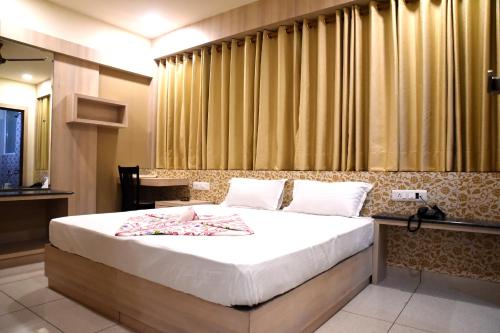 Un pat sau paturi într-o cameră la Hotel Silver Palace