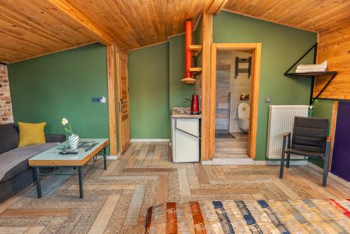 a living room with a couch and a table at ANKA RESİDENCE KIZıLAY in Ankara