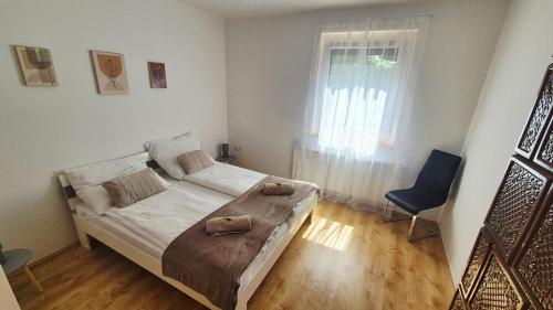 Ένα ή περισσότερα κρεβάτια σε δωμάτιο στο GSH Apartman 1