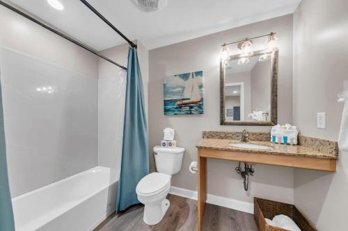 een badkamer met toilet, wastafel en bad bij Beachfront Condo in Panama City Beach! in Panama City Beach