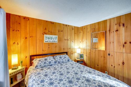 Postel nebo postele na pokoji v ubytování 4 Mi to Mt Snow Resort! Family Condo with Balcony