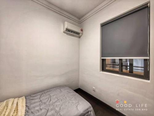 En eller flere senge i et værelse på Single Room R&F Princess Cove Shared Common Space