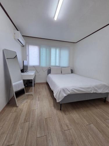 Ένα ή περισσότερα κρεβάτια σε δωμάτιο στο 302 신규 건대역 도보2분 성수 어린이 대공원 잠실 압구정 청담 강남