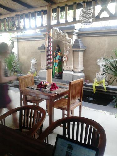 Una cocina o zona de cocina en Trijaya Guest House Pemuteran