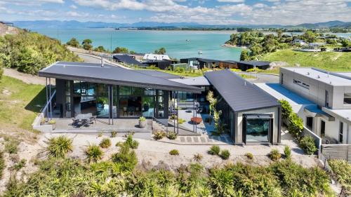 una vista aérea de una casa en la playa en Kaiteri Sands Retreat, en Kaiteriteri