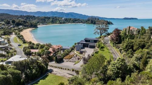 una vista aérea de una casa junto a la playa en Kaiteri Sands Retreat, en Kaiteriteri