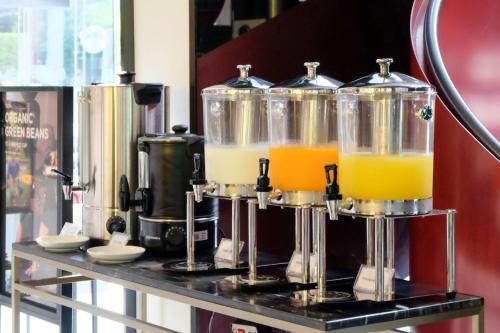 Tetera y cafetera en Ramada By Wyndham Bangkok Sukhumvit 87