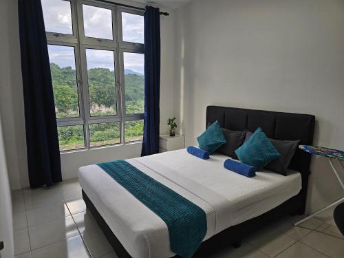 ein Schlafzimmer mit einem Bett mit einem großen Fenster in der Unterkunft Ipoh Anderson Condo - 2BR in Ipoh