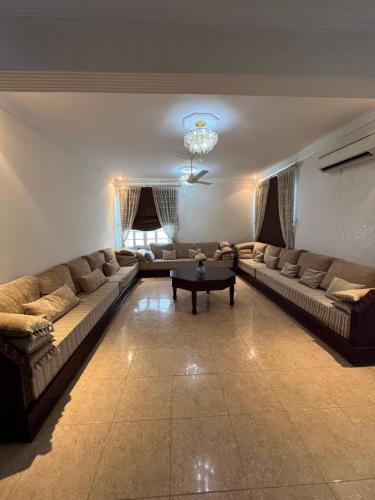 スィーブにあるMoon hostelのソファとテーブルのある広いリビングルーム