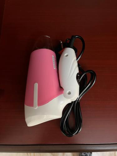 スィーブにあるMoon hostelの棚に掛けられたピンクと白の家電製品