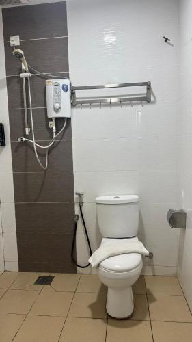 a bathroom with a toilet and a shower at Hotel Darulaman Jitra in Jitra