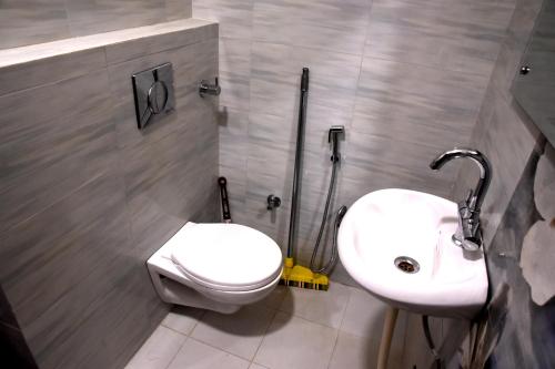 a bathroom with a toilet and a sink at Hotel Silver Palace in Haldwāni