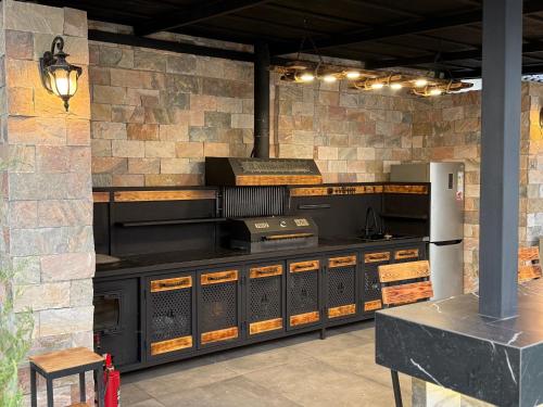 eine Außenküche mit einer Theke und einem Herd in der Unterkunft Дачный Дом in Schymkent