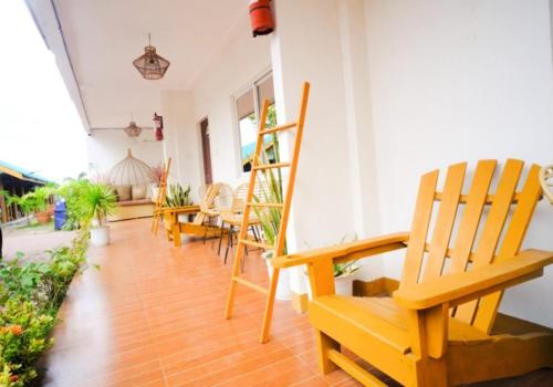 ein Zimmer mit Stühlen und einer Treppe in einem Haus in der Unterkunft Parasio de Bernal Beach Resort in Cabangan