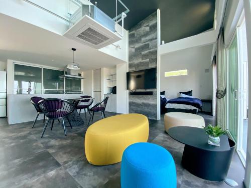 een woonkamer met een tafel en stoelen bij Kubikai in Itoshima