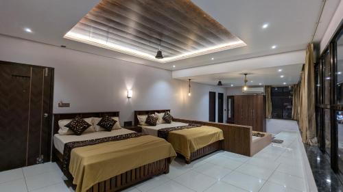 Postel nebo postele na pokoji v ubytování Amrut Inn