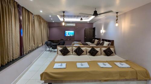 TV a/nebo společenská místnost v ubytování Amrut Inn