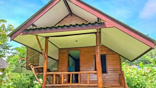 Ban Laem SaiにあるAffordable shackの大屋根の小屋