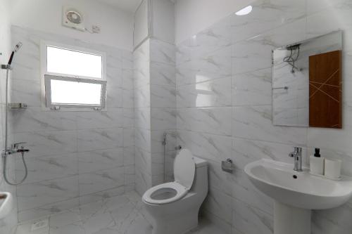 Ένα μπάνιο στο Exclusive Muscat Homes Hotel Apartments