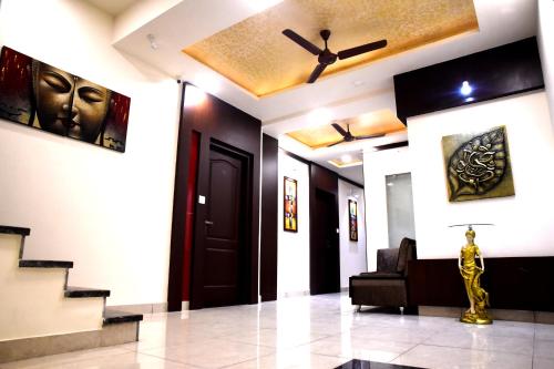 a lobby with a black door and a ceiling at Hotel Silver Palace in Haldwāni