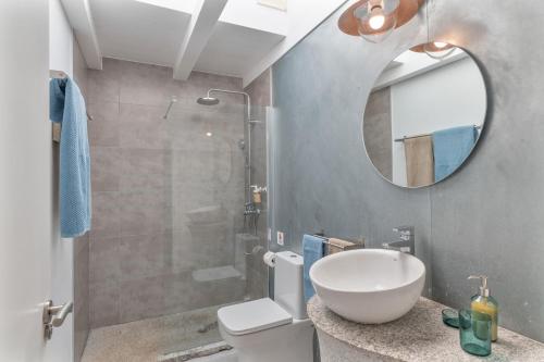 Ένα μπάνιο στο Art Suites