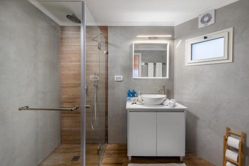 a bathroom with a shower and a sink at וילה מילגרוס - וילה מהממת עם בריכה פרטית in ‘Ein Ya‘aqov