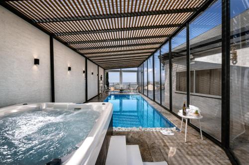 Bazén v ubytování וילה מילגרוס - וילה מהממת עם בריכה פרטית nebo v jeho okolí