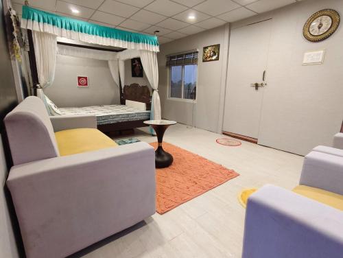 Khu vực ghế ngồi tại Sanjeevani Farms Bhopal - A Luxury 5 Bedroom Private Pool Villa