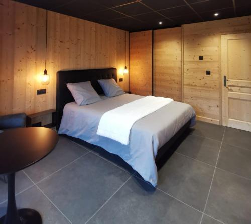 Postel nebo postele na pokoji v ubytování Chalet Le M - Adults only - Standing - Samoëns Grand-Massif