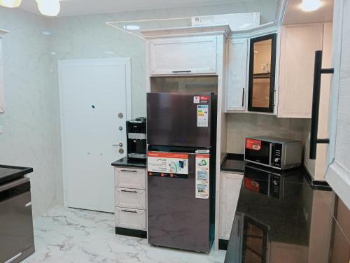 Η κουζίνα ή μικρή κουζίνα στο جرادات للشقق المفروشه