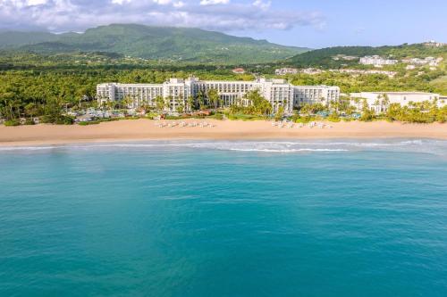 里奥格兰德Wyndham Grand Rio Mar Rainforest Beach and Golf Resort的海滩度假村的鸟瞰图