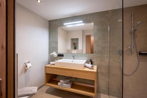 Un baño con lavabo y ducha en Gästehaus Schneeberger, en Mayrhofen