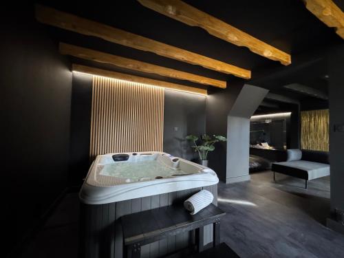 a jacuzzi tub in the middle of a room at SecretRoomBdx in Carbon-Blanc