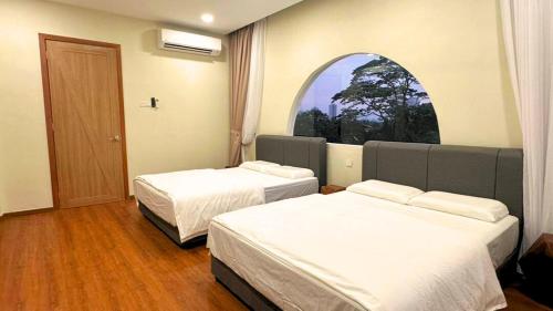 Postel nebo postele na pokoji v ubytování The Luxurious 40 Milos Villa