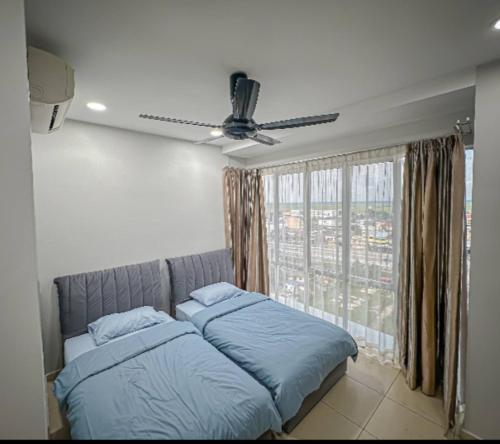 Postel nebo postele na pokoji v ubytování Sekinchan PaddyView Homestay 高楼 看稻田 阳台民宿