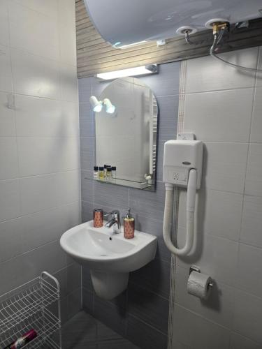 un bagno con lavandino e specchio di Belvedere K203 a Bansko